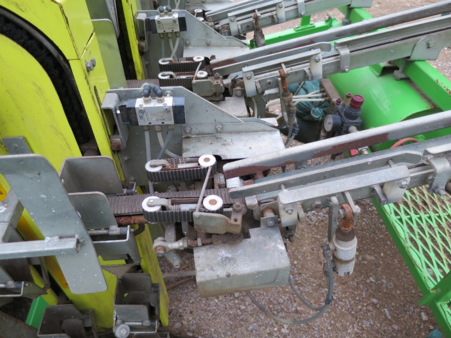 3974 Hortus transplanter 3 row