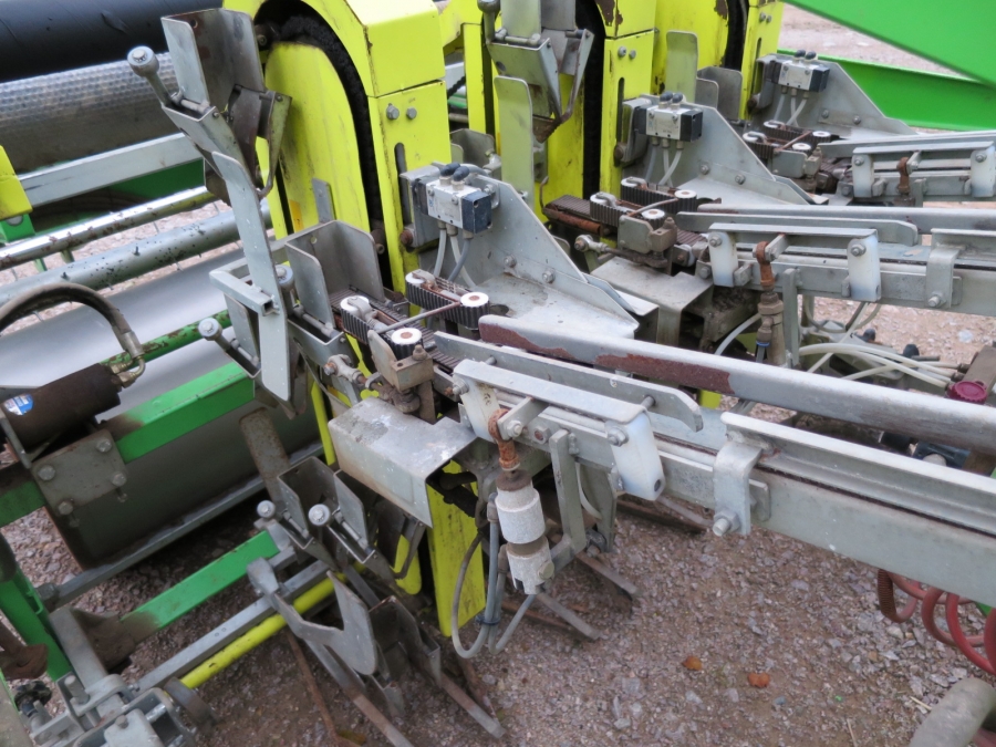 3974 Hortus transplanter 3 row