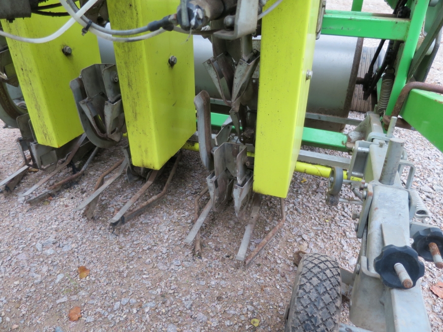 3974 Hortus transplanter 3 row