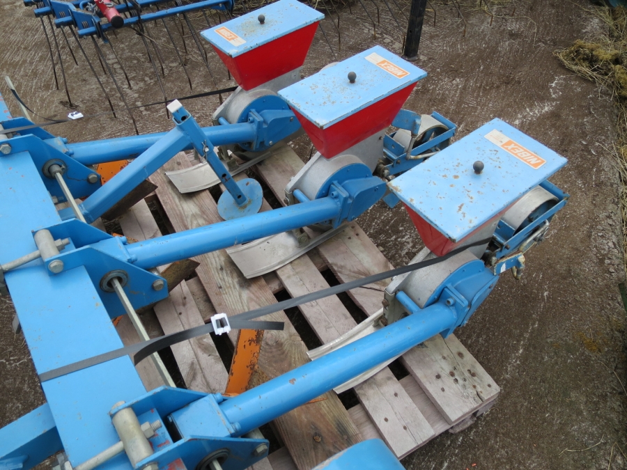 3999 Nibex seedíng machine 300 3 Row neustand
