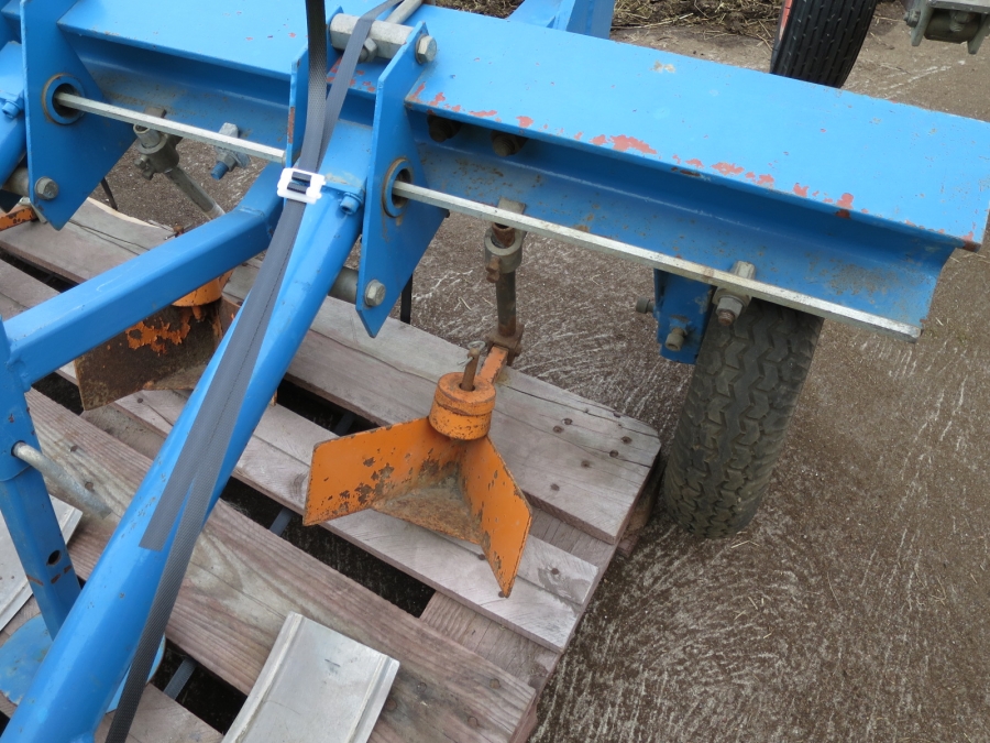 3999 Nibex seedíng machine 300 3 Row neustand