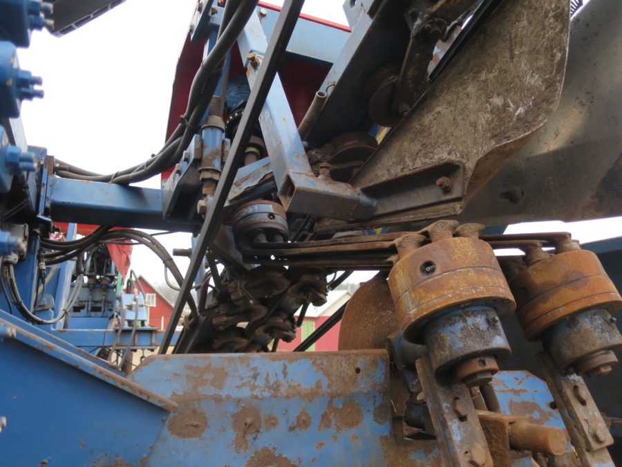 4034 Asa-Lift T120-B carrot harvester with bunker