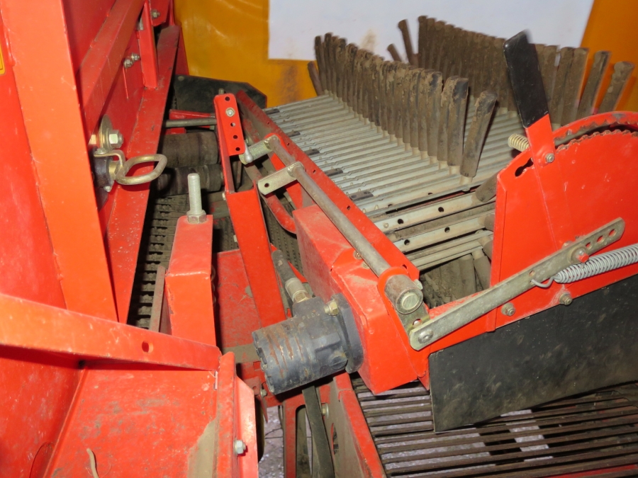 4046 Grimme SE75-40 potato harvester