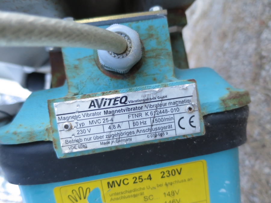 4060 Vibratory feeder Aviteq mit Bunker