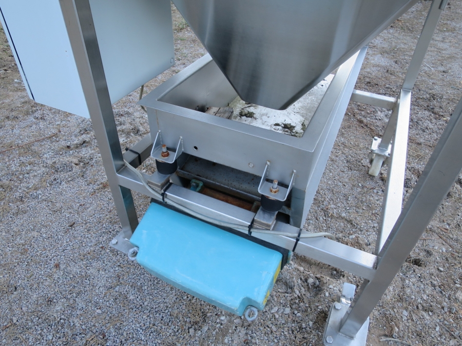 4060 Vibratory feeder Aviteq mit Bunker