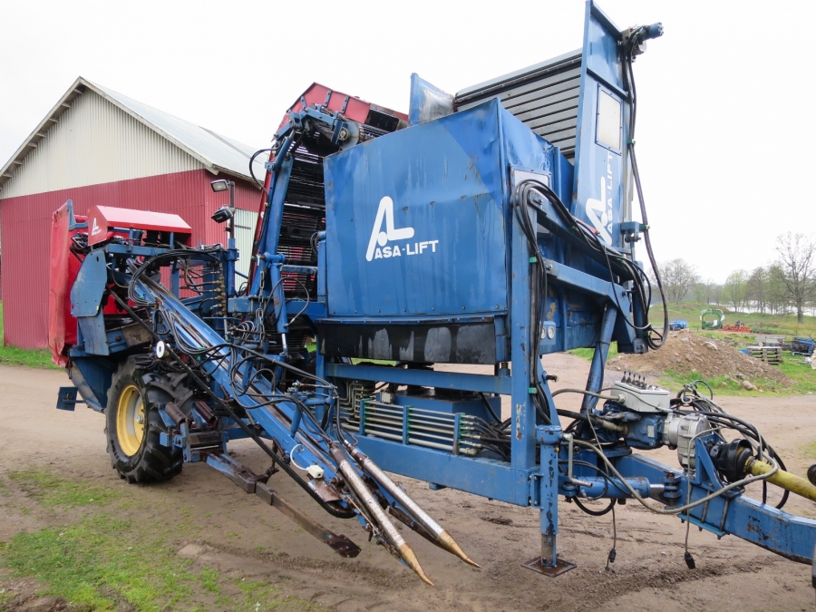 4073 Asa-Lift carrot harvester T-120B with bunker