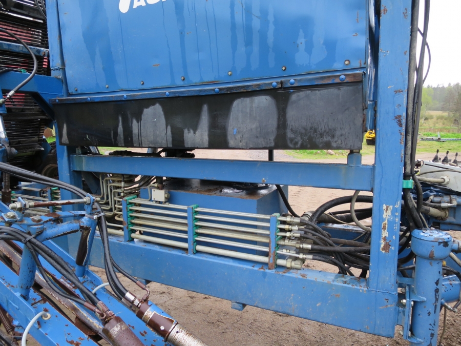 4073 Asa-Lift carrot harvester T-120B with bunker