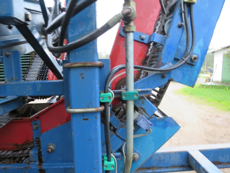 4073 Asa-Lift carrot harvester T-120B with bunker