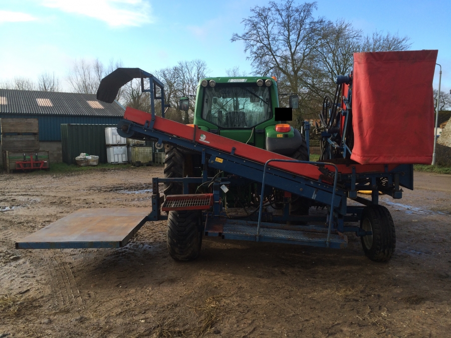 4095 Asa-Lift sharelift mounted carrot harvester