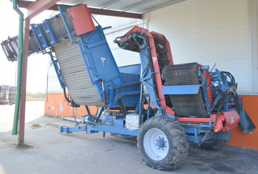 4100 Asa-Lift sharelift carrot harvester with bunker