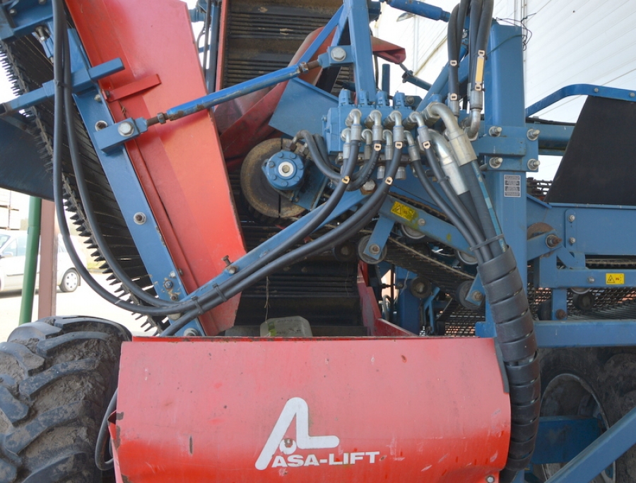 4100 Asa-Lift sharelift carrot harvester with bunker