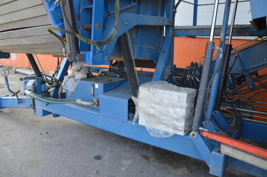 4100 Asa-Lift sharelift carrot harvester with bunker