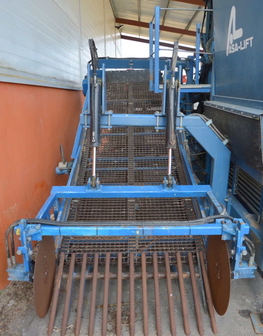 4100 Asa-Lift sharelift carrot harvester with bunker