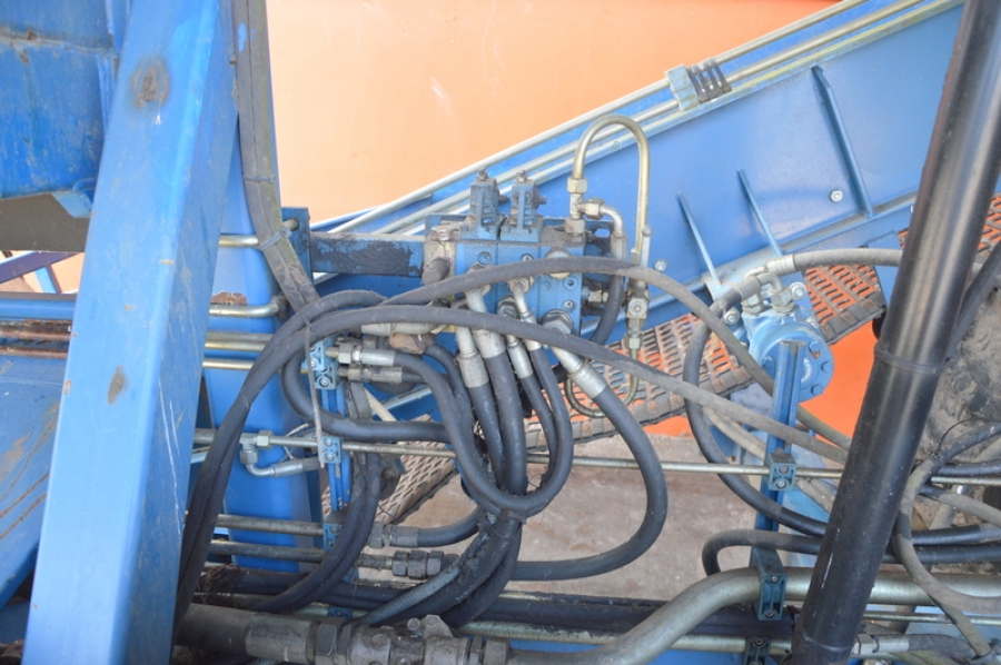 4100 Asa-Lift sharelift carrot harvester with bunker