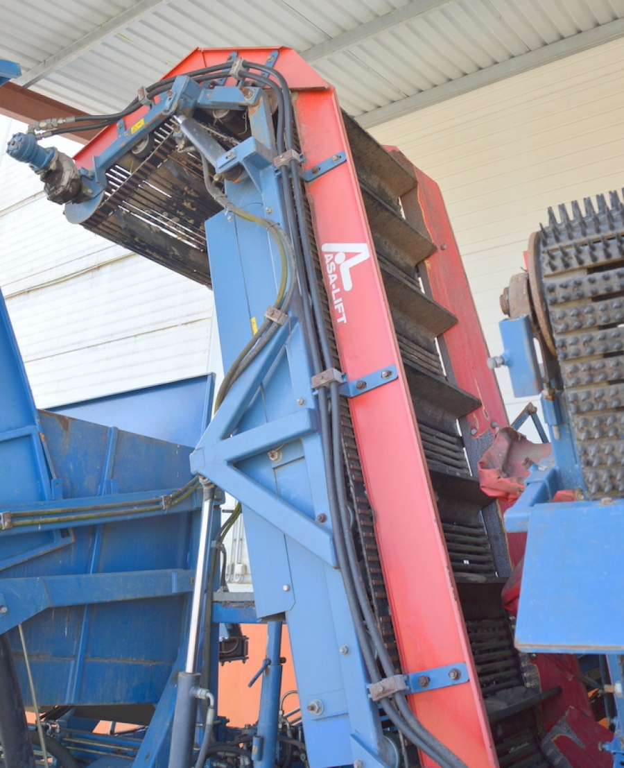 4100 Asa-Lift sharelift carrot harvester with bunker
